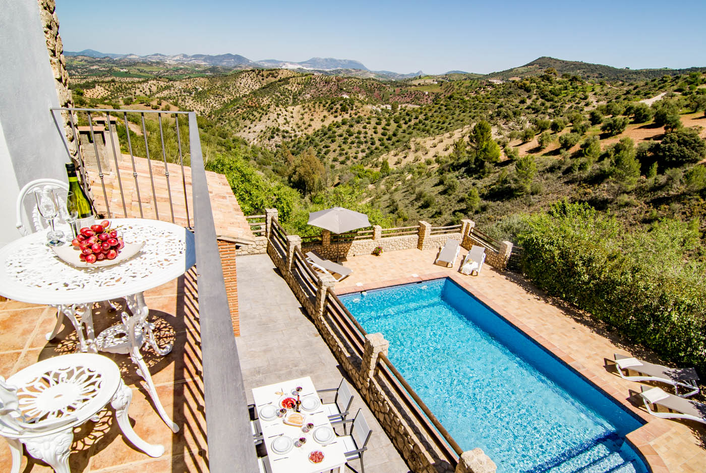 Con vistas a la piscina desde la terraza del salón